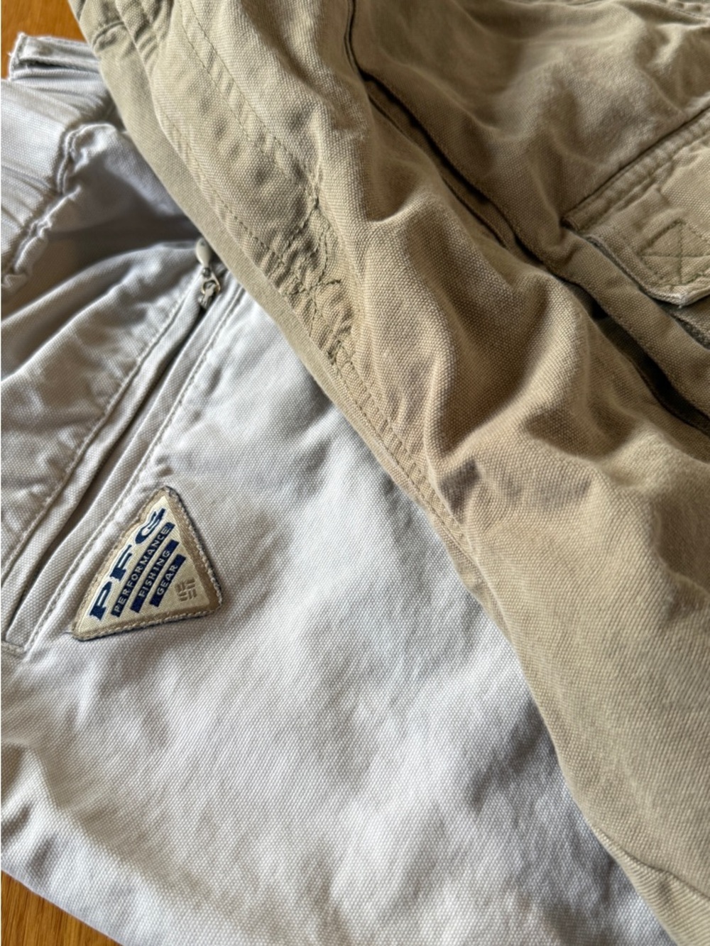 Pair of Men’s Columbia PFG Performance Fishing Gear 6” shorts Light Khaki & Tan